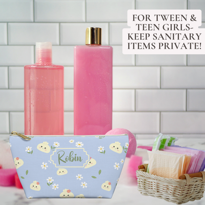 Personalized kawaii zipper pouch decorated with adorable dumpling characters, daisies, and green leaves. The soft pastel design brings a playful Cutecore aesthetic to everyday organization, while the personalized name is printed in deep sage green Ballerina script. Perfect for cosmetics, toiletries, travel accessories, stationery, and small personal items.