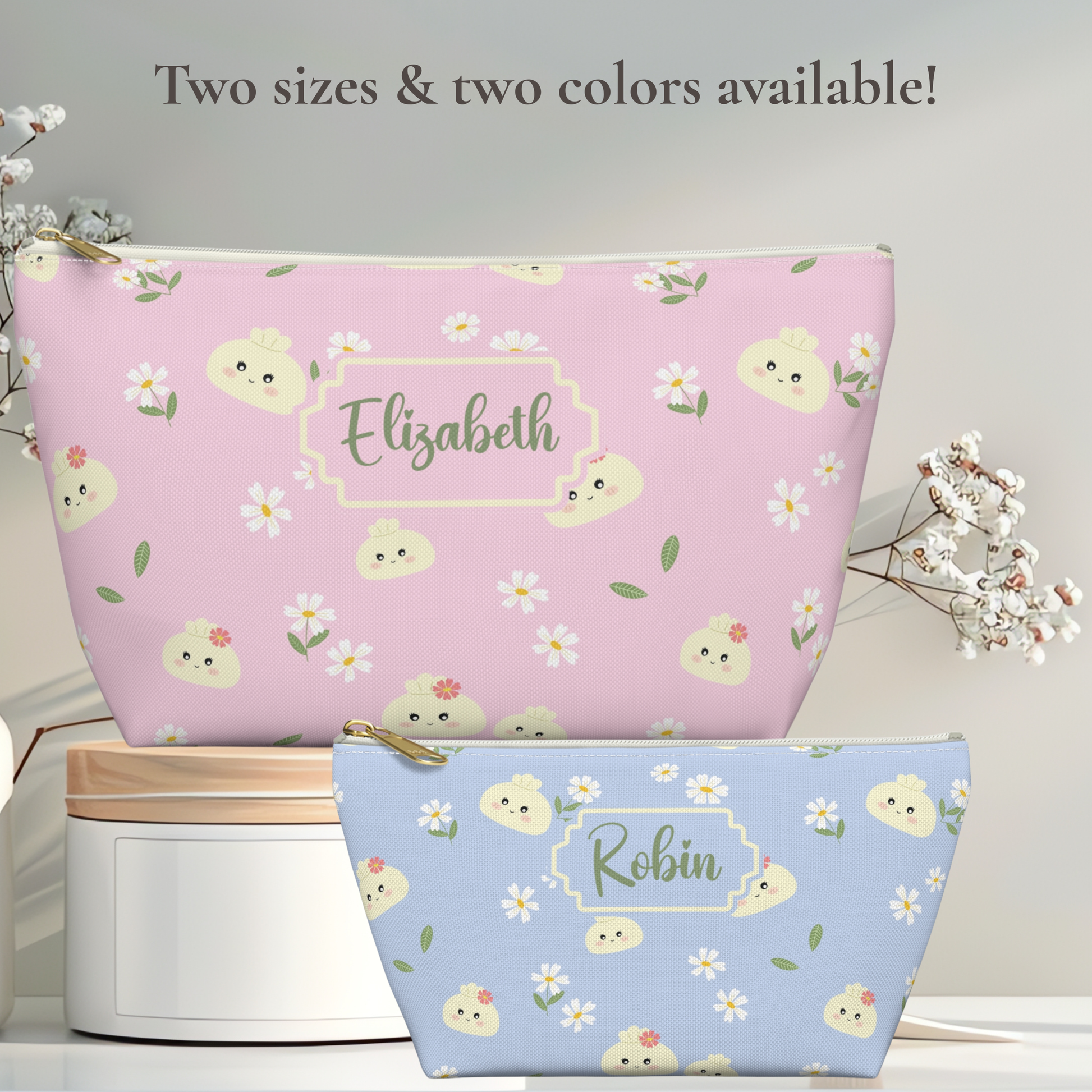 Personalized kawaii zipper pouch decorated with adorable dumpling characters, daisies, and green leaves. The soft pastel design brings a playful Cutecore aesthetic to everyday organization. Customize with a name or short phrase in your preferred font and personalization color. Perfect for cosmetics, toiletries, travel accessories, stationery, and small personal items.