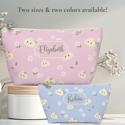 Personalized kawaii zipper pouch decorated with adorable dumpling characters, daisies, and green leaves. The soft pastel design brings a playful Cutecore aesthetic to everyday organization. Customize with a name or short phrase in your preferred font and personalization color. Perfect for cosmetics, toiletries, travel accessories, stationery, and small personal items.